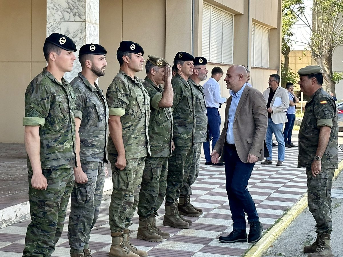 carlosprietogo's tweet photo. España se ha sumado a apoyar y participar en la Misión de Asistencia Militar de la #UE en Apoyo a #Ucrania.

Visitamos a los 40 soldados ucranianos que están siendo instruidos por parte de @EjercitoTierra en Sant Climent de Sescebes. 

Muchas gracias por vuestra labor ejemplar. https://t.co/i4vJH6OI7A