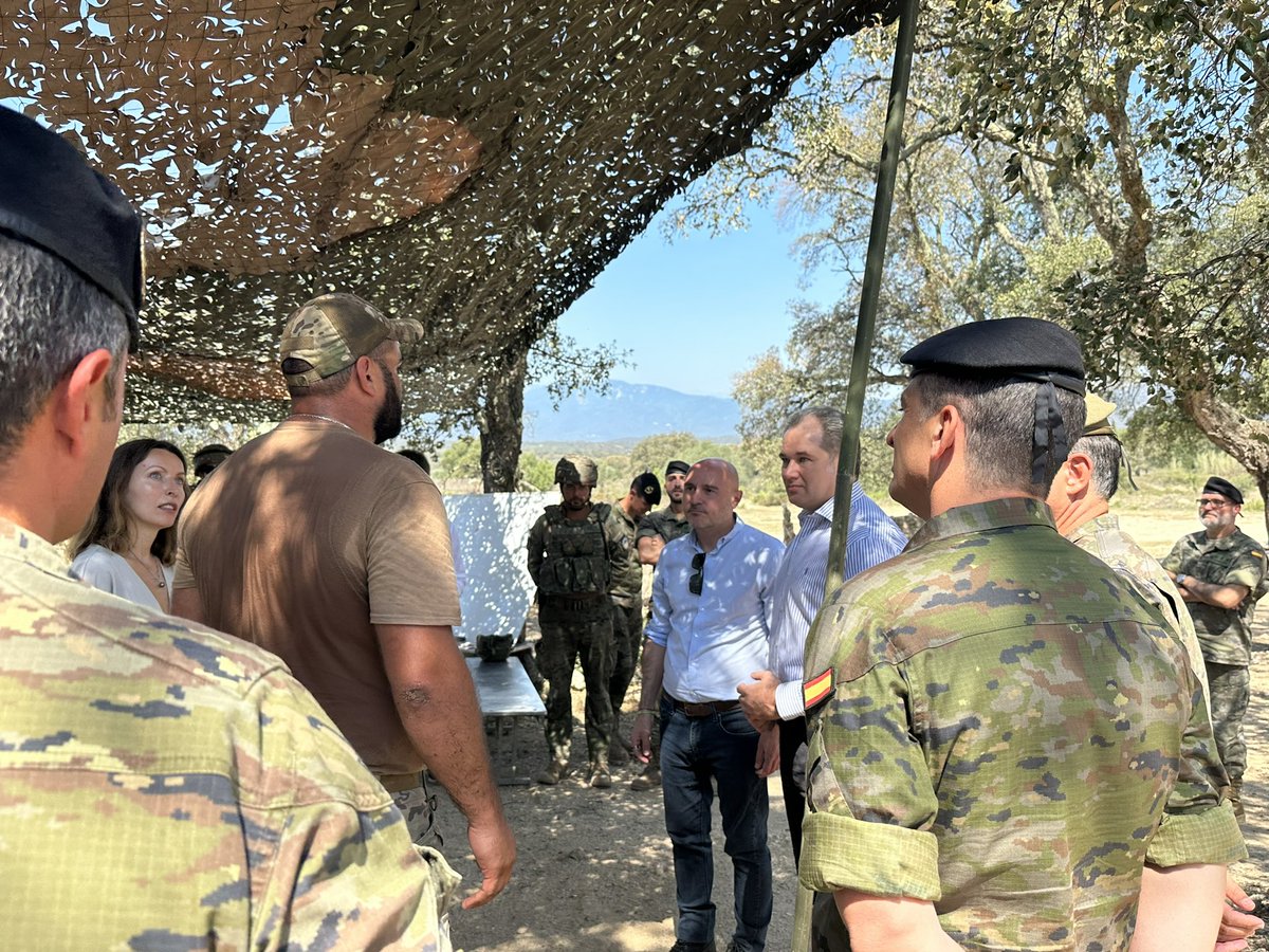 carlosprietogo's tweet photo. España se ha sumado a apoyar y participar en la Misión de Asistencia Militar de la #UE en Apoyo a #Ucrania.

Visitamos a los 40 soldados ucranianos que están siendo instruidos por parte de @EjercitoTierra en Sant Climent de Sescebes. 

Muchas gracias por vuestra labor ejemplar. https://t.co/i4vJH6OI7A