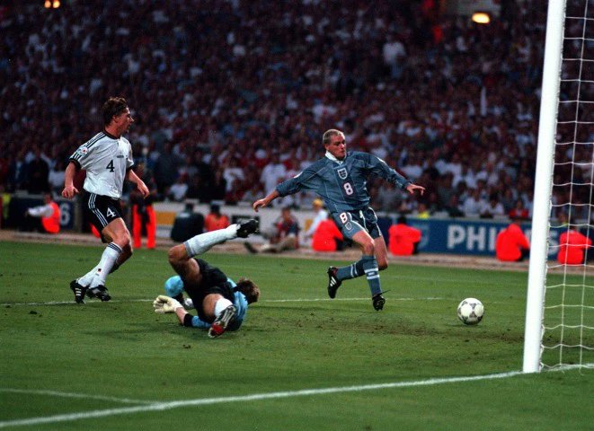 If Gazza had put rugby studs on his football boots on this day in 1996, maybe football would have come home 🤏

READ the blog 'When football almost came home' below #ThreeLions #Euro96🏴󠁧󠁢󠁥󠁮󠁧󠁿🇩🇪

thehexblog.com/2021/07/05/whe… via @The_Hex_Blog