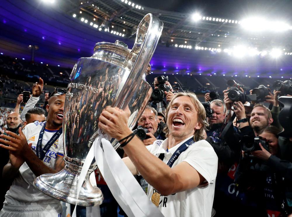 TheCroatian_'s tweet photo. This is what football is about.

Luka Modrić rejecting one of the biggest salaries in football history to remain at Real Madrid.

Stayed loyal to Madrid and will most likely retire there.

Dominating midfield at nearly 38 years of age. 

Grande Luka. 🪄🇭🇷 https://t.co/HodkbUhEfQ