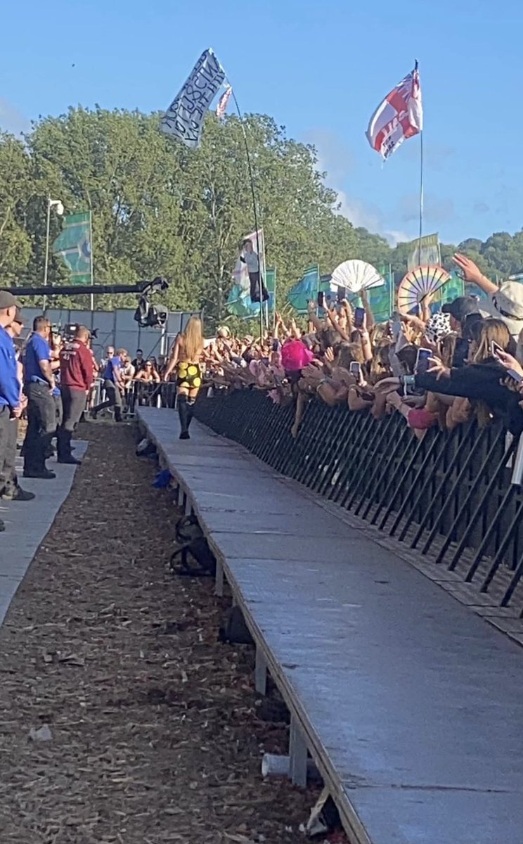 Mixer4everx's tweet photo. Still not over Becky hill’s set she absolutely killed her Glastonbury performance yesterday, seeing her about to cry, I was saying come on Becky you got this &amp; she did it I’m so  proud of her, still can’t believe she came off the stage to see everyone love her🥹🫶🏻 https://t.co/B9jzlfYgK4