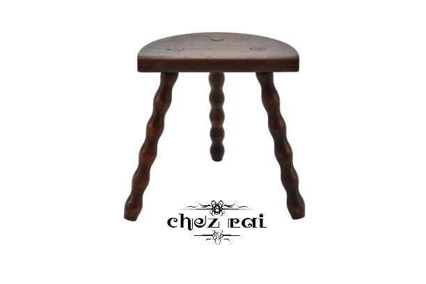 Chezrai1's tweet image. Excited to share the latest addition to my #etsy shop: Vintage French 13" Small Wooden Bobbin Three Legged D Stool Demi Lune Tabouret Plant Stand Farmhouse Cottage Milking Room Display / Chez Rai etsy.me/3qWnigh #brown #dstool #woodstool #stool #astool #woodens