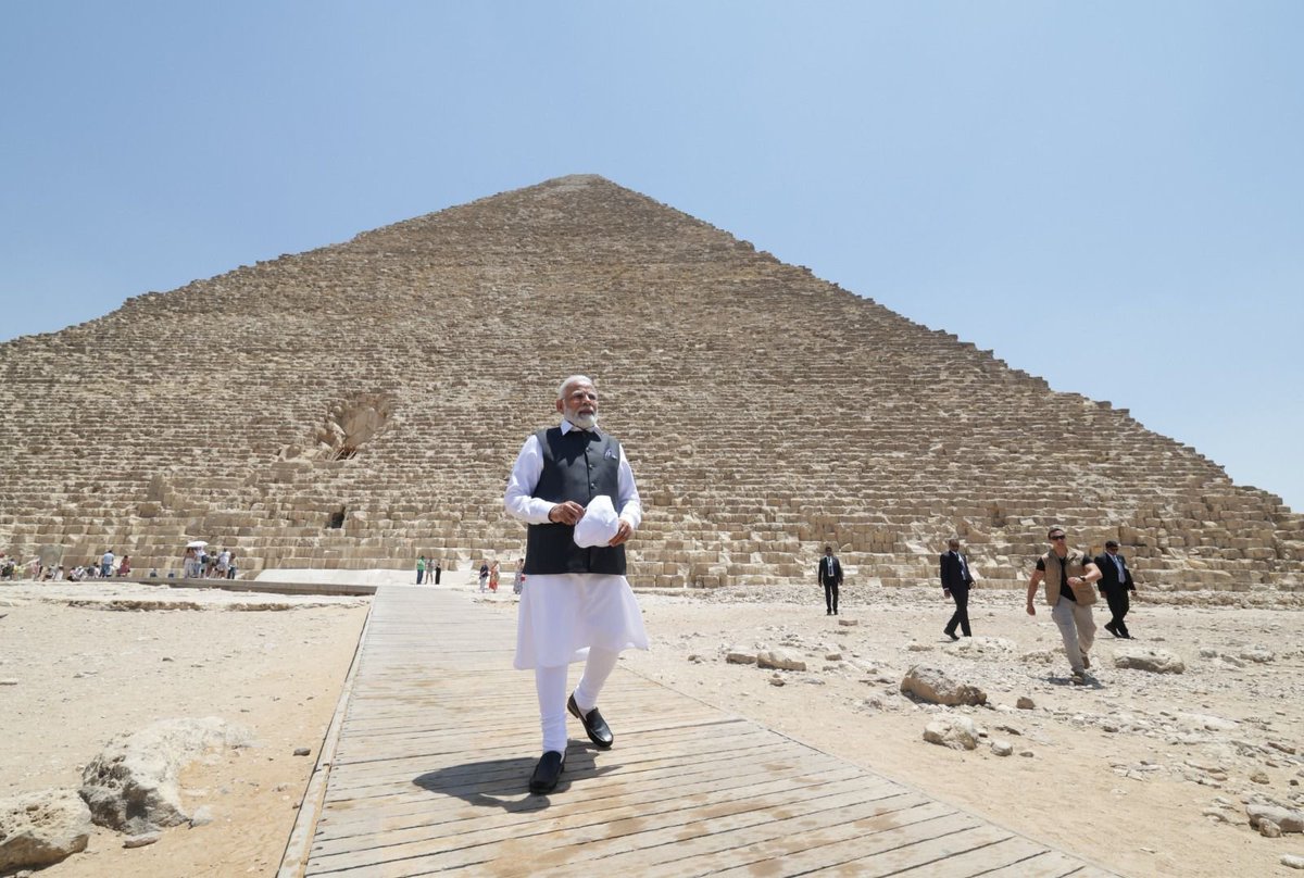 MIB_India's tweet photo. Glimpses of PM @narendramodi's visit to the Pyramids in Egypt.

#PMModiEgyptVisit 
#PMModiInEgypt 

@PMOIndia @MEAIndia https://t.co/lvzT5Z49Lr