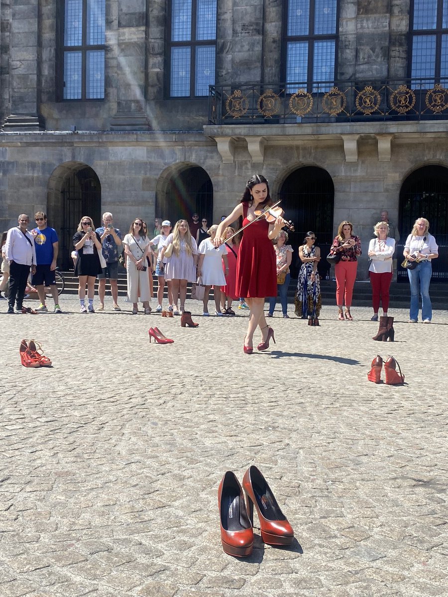 Elke 8 dagen wordt in Nederland een vrouw vermoord. Regelmatig door een (ex)partner. Vorig jaar 43 vrouwen. Daarom 43 rode pumps op de Dam. 👠 En wij! Goede actie van <a href="/YesimCandan/">Yesim Candan</a>!