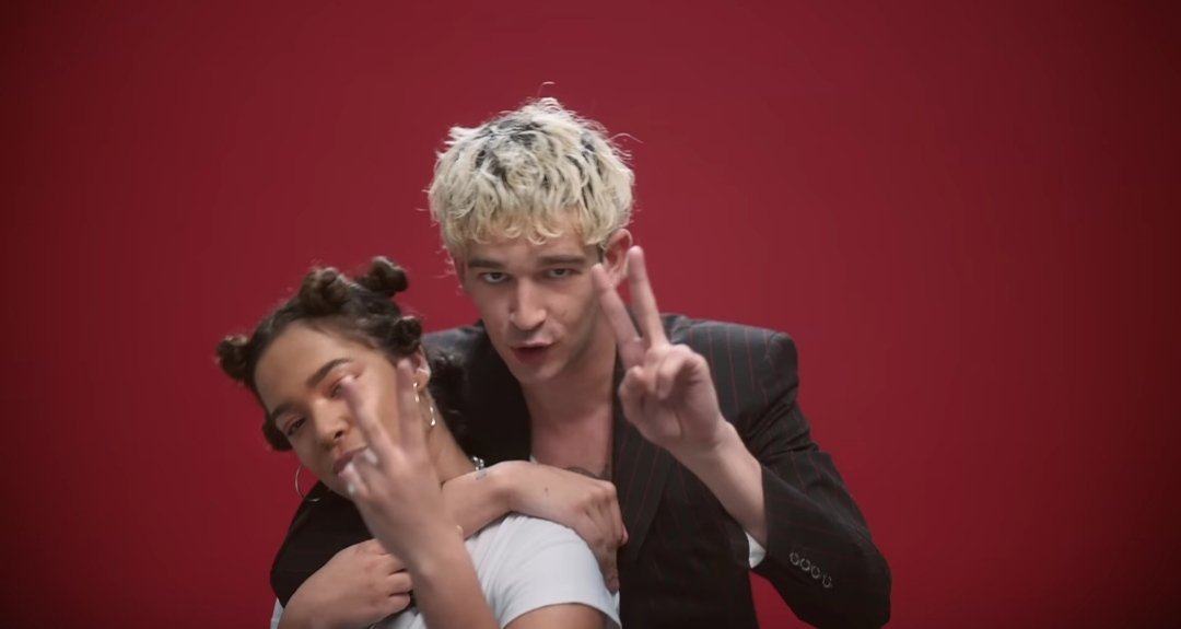 matty healy being ridiculously in love with his fans in the most adorable music video ever made in the history of mankind: a MUCH needed thread 🧵✨💕💎