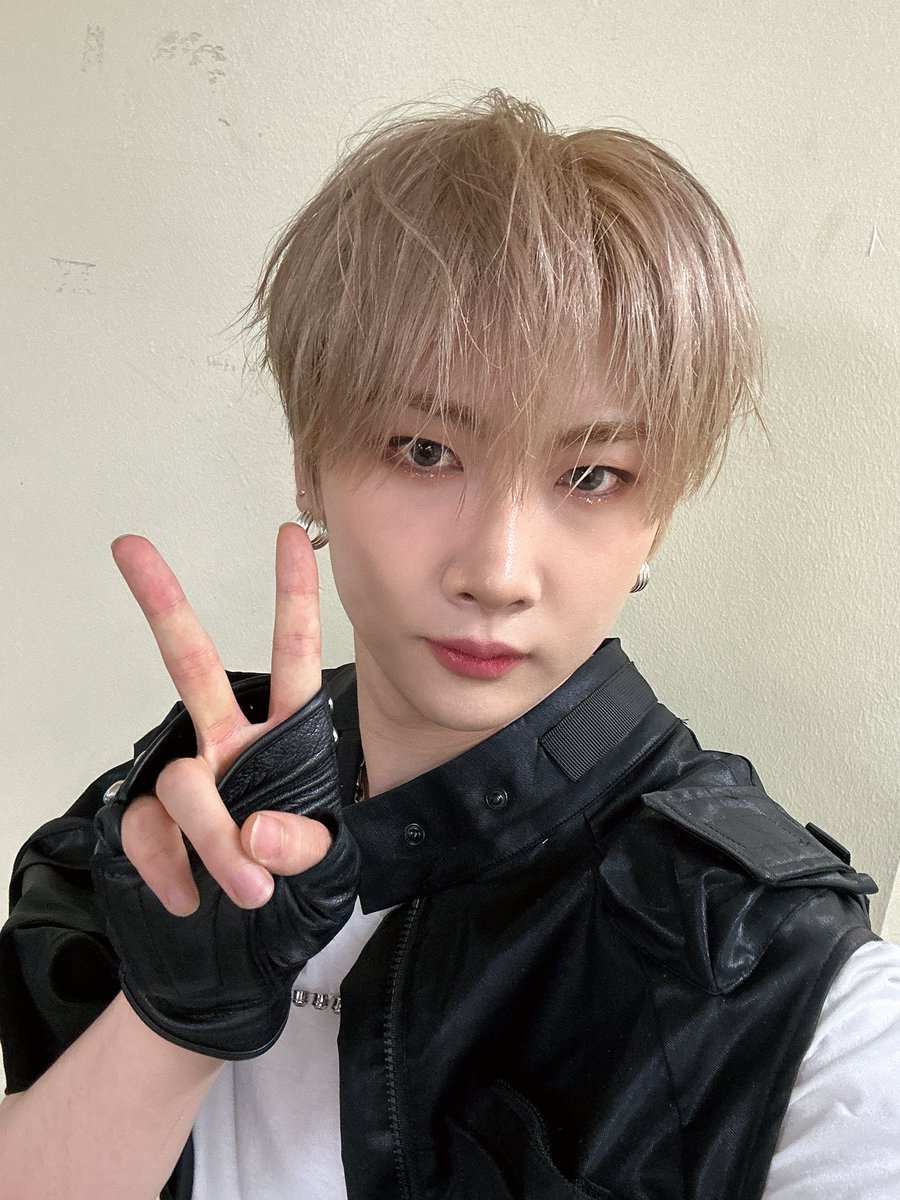 by_verivery's tweet photo. [#호영]

어제 너무 좋은 시간 선물해줘서 고마워!! 
함께 만들어간 팬콘 너무 즐거웠다 
베러들 최고 💜🤍

#베리베리 #배호영 https://t.co/2LxF73X96Y