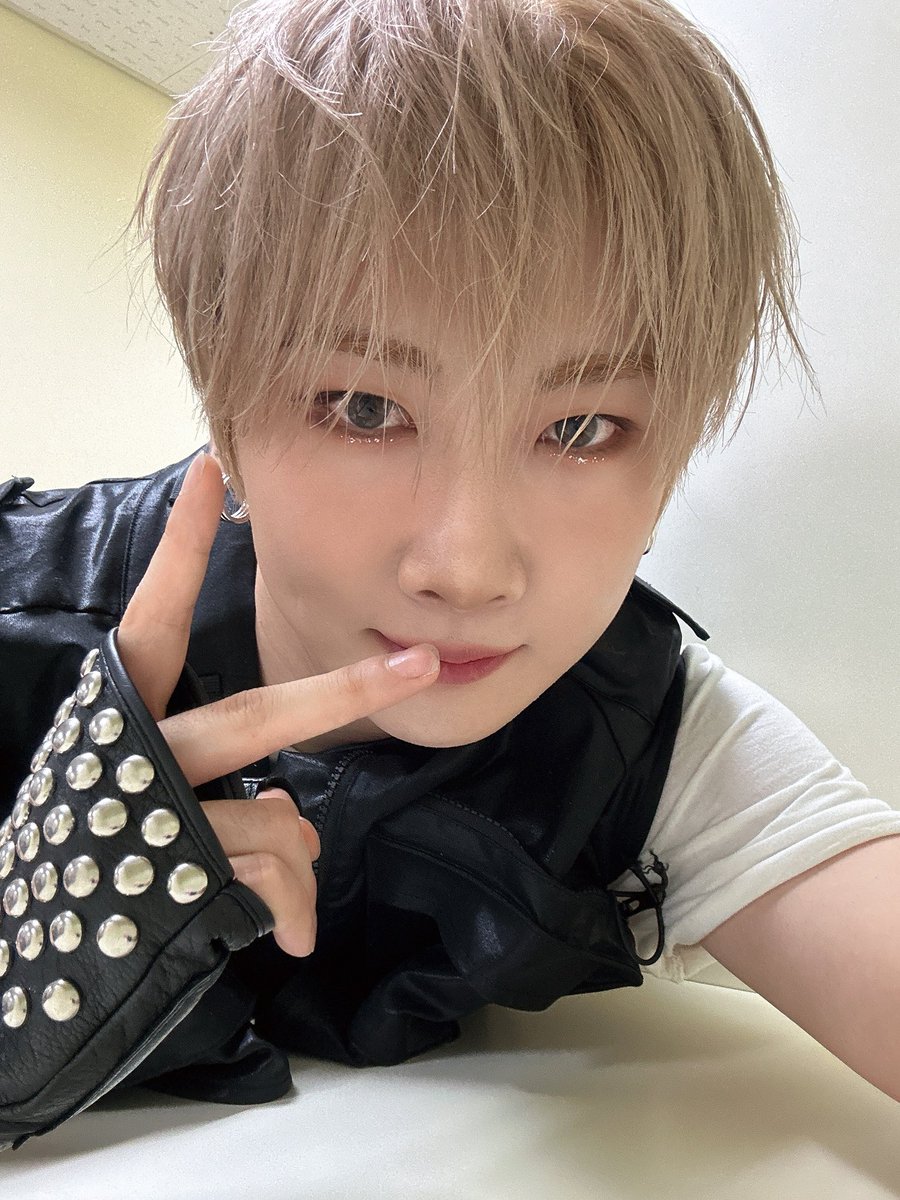 by_verivery's tweet photo. [#호영]

어제 너무 좋은 시간 선물해줘서 고마워!! 
함께 만들어간 팬콘 너무 즐거웠다 
베러들 최고 💜🤍

#베리베리 #배호영 https://t.co/2LxF73X96Y