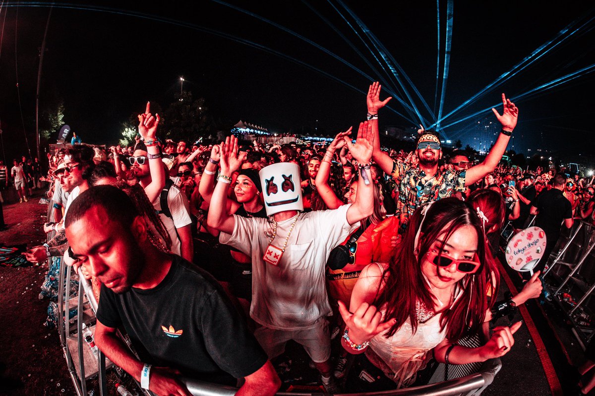 marshmello's tweet photo. Ottawa always shows so much love 🤞🏼 @EscapadeMF https://t.co/5pgbCKUAr0