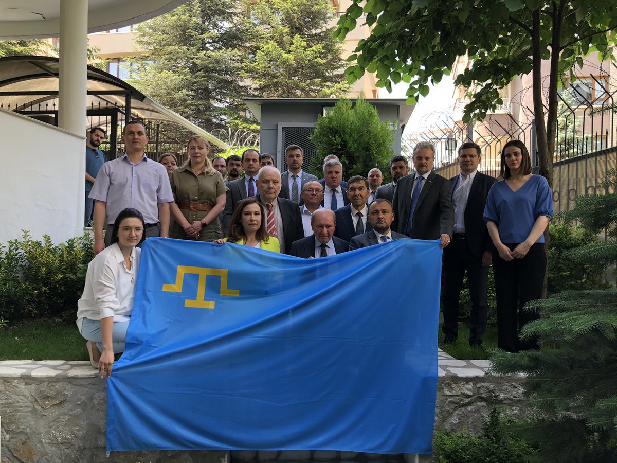 VasylBodnar's tweet photo. En yaqın vaqıtta serbest Qırımda Ukraina ve Qırımtatar bayraqlarının beraber dalğalanmasını ümüt etemiz! Eki bayraq - tek devlet! https://t.co/vcLdM2ahf0