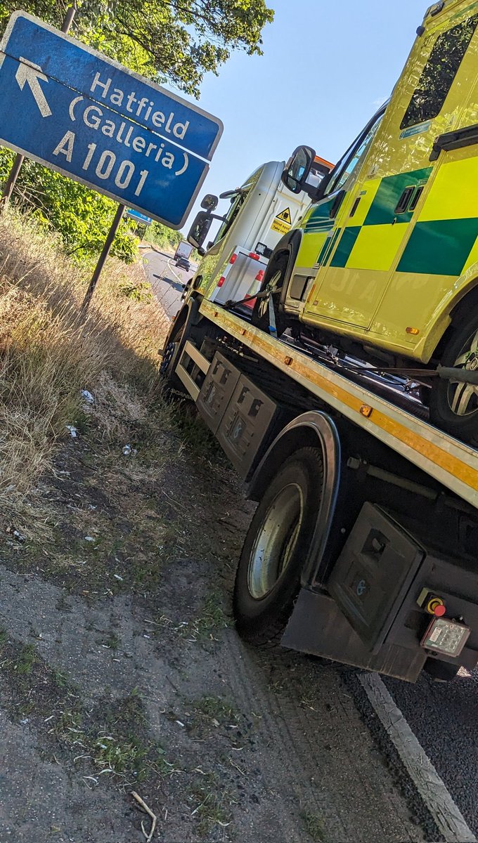 RP16 - A414 / A1(M) Hatfield. Driver of the recovery truck was seen using a mobile phone whilst driving; texting / typing onto the screen whilst pulling away from traffic lights at a busy junction! Driver reported. There is no excuse to drive whilst distracted. #fatal5 410294