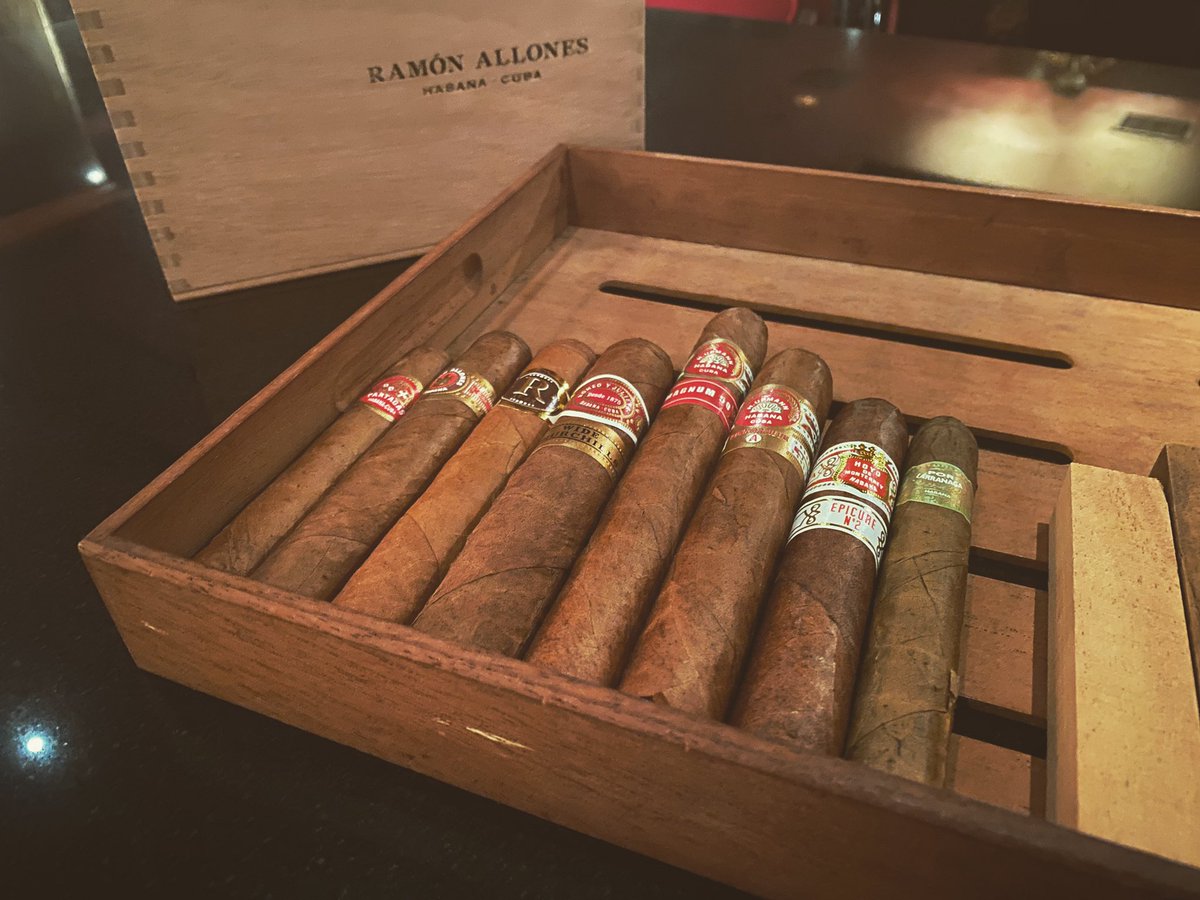 NWhitelabel's tweet photo. 現地で直接仕入れているCuban Cigar。
熟成が進みどれも良い香りを放っていますよ。
#neplusultra #ネプラスウルトラ #bar #オールドボトル #vintagebottle #葉巻 #cigar #東京 #会員制 #六本木 #roppongi #tokyo #whisky #cocktail #cognac #銀座 #ginza https://t.co/6Dq59XzaVw