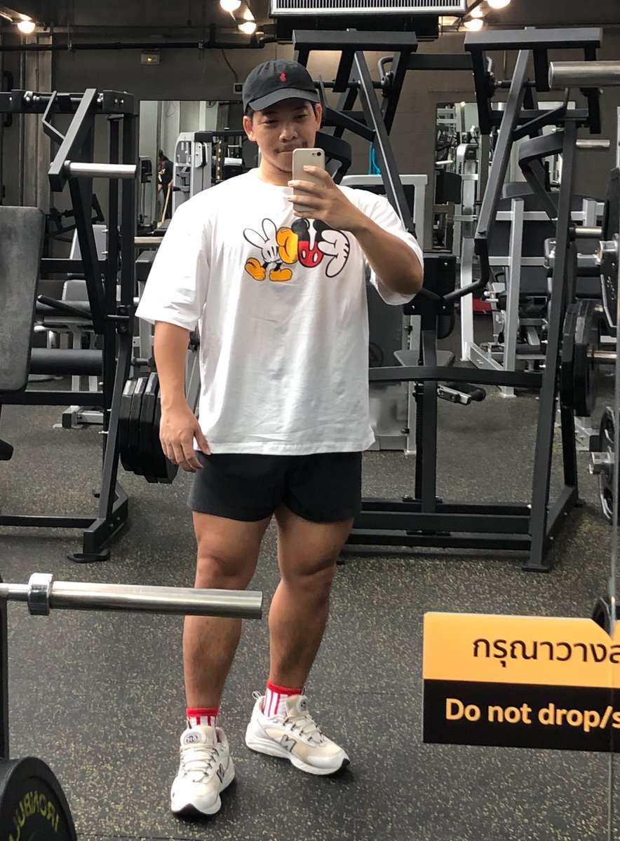 nuttasatt's tweet photo. นายแบบดี ก็เลยส่งผลถึงเสื้อด้วย ขอบคุณ คุณต้า มากๆนะครับ @clay_emm https://t.co/rgliiAwW4O