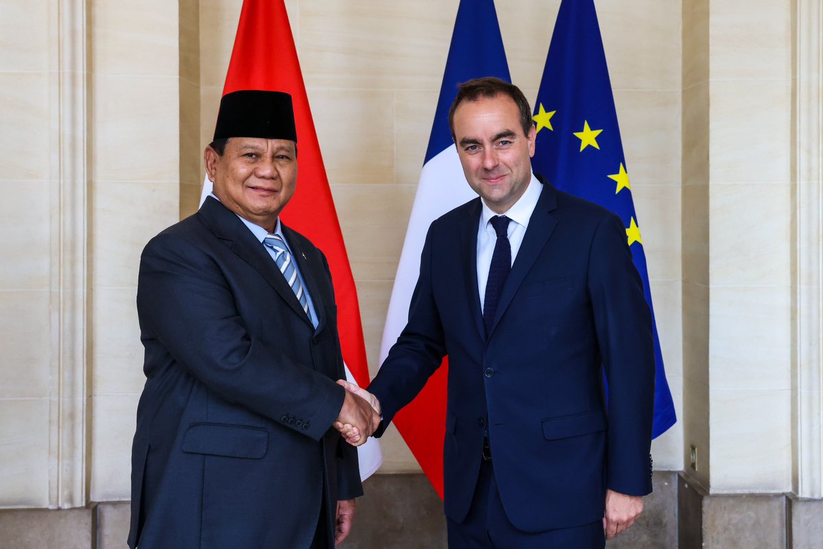 Chaleureuse discussion avec @prabowo, mon homologue indonésien pour approfondir notre partenariat stratégique.

Partenaire essentiel de la France en Indopacifique et membre du « club Rafale »,nous partageons avec l’Indonésie, une ambition commune en matière de sécurité régionale.