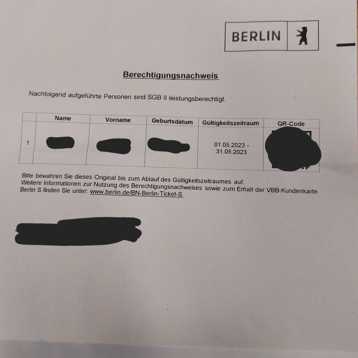 Und immer wenn wir denken, das Chaos mit Sozialticket,  Berechtigungsnachweis und Kundenkarte S könnte nicht noch skurriler werden:

Das hier kam heute (!) bei uns für eine Klientin an. 🙃