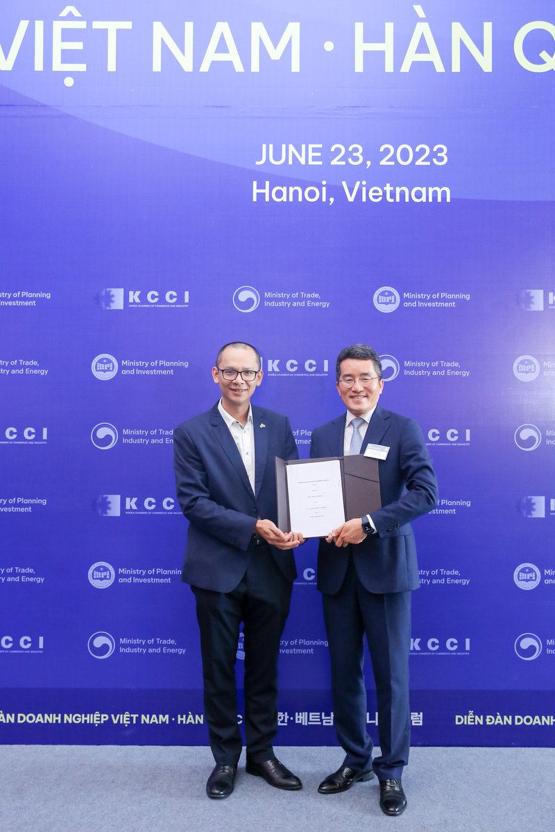 CMC_Global_'s tweet photo. On June 23, in Hanoi, Mr. Nguyen Trung Chinh, Chairman of the Board/CEO of CMC Corp, along with CEO of CMC Global, attended the Viet Nam-Republic of Korea (RoK) Business Forum. 
Over 100 MoUs signed at Vietnam-S.Korea business forum
#Businessforum #CMC #CMCGlobal https://t.co/WZf3WDsBr8