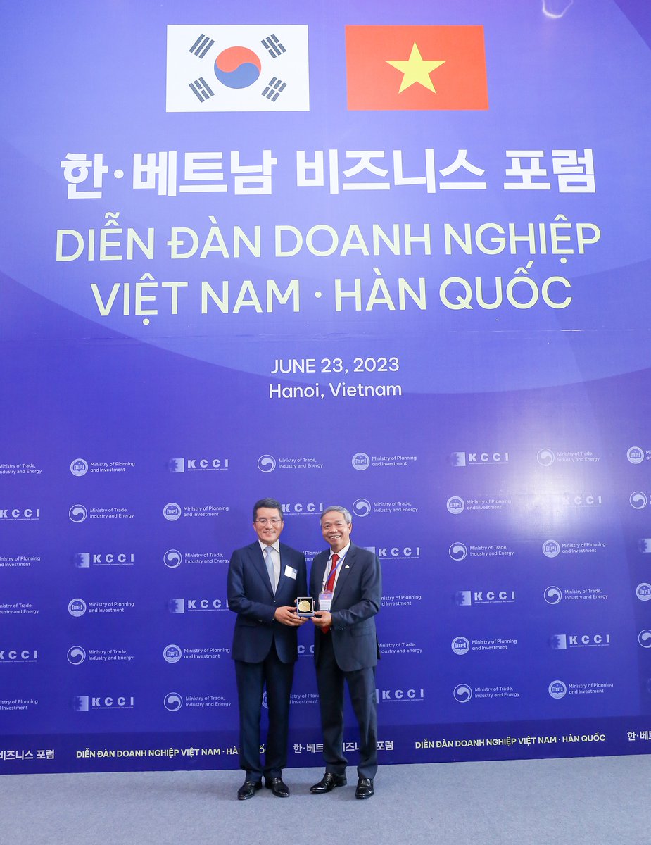 CMC_Global_'s tweet photo. On June 23, in Hanoi, Mr. Nguyen Trung Chinh, Chairman of the Board/CEO of CMC Corp, along with CEO of CMC Global, attended the Viet Nam-Republic of Korea (RoK) Business Forum. 
Over 100 MoUs signed at Vietnam-S.Korea business forum
#Businessforum #CMC #CMCGlobal https://t.co/WZf3WDsBr8