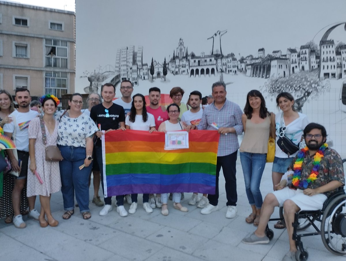 DeAmpas's tweet photo. Acompañando, apoyando a @laplumaparla en la 🌈 II Manifestación del #OrgulloLGTBI en #Parla.
Todos los derechos humanos pertenecen a todas las personas.
¡Ni un paso atrás! 
#ParlaDiversa  #ParlaConOrgullo https://t.co/r4nHlpHq48