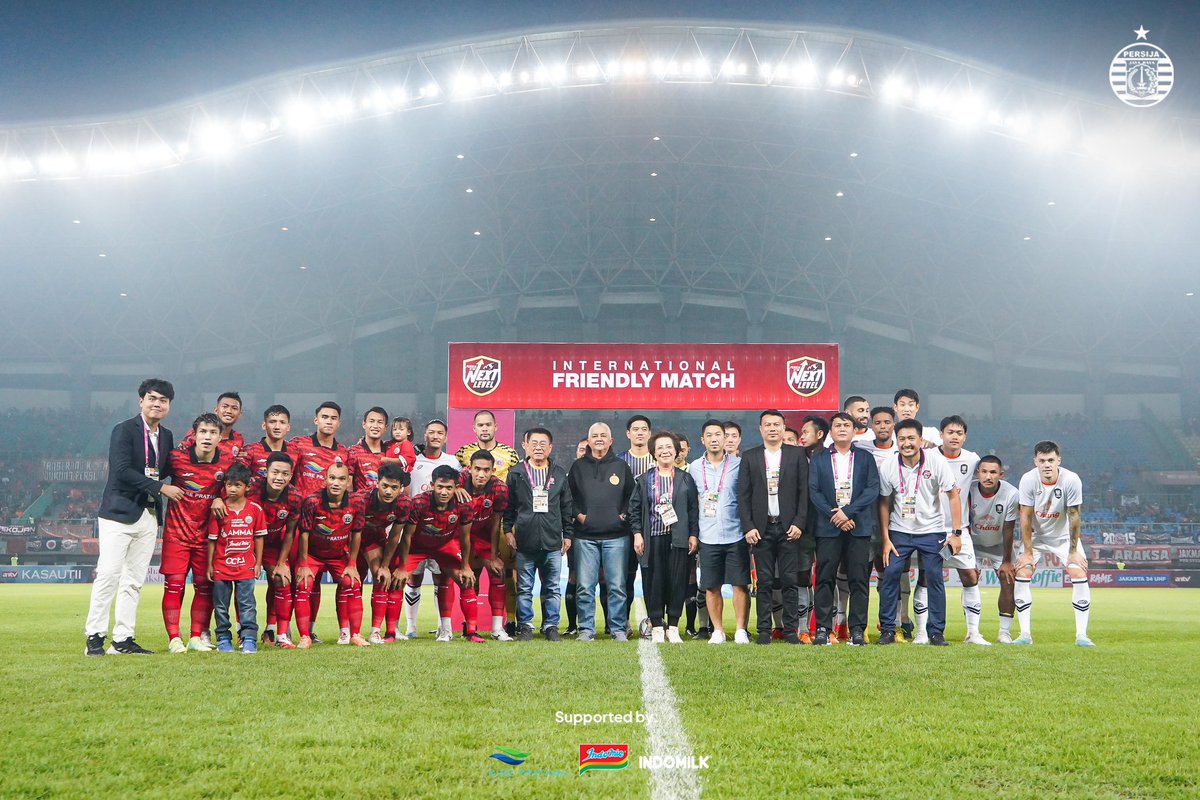 Persija_Jkt's tweet photo. Kebersamaan dan kehangatan antara Persija dan Ratchaburi FC sebelum memulai pertandingan.

Sampai bertemu lagi Ratchaburi🙌🏻

#Persija #MacanKemayoran #BelieveIn12 #ToTheNextLevel https://t.co/vsHF5umfUi