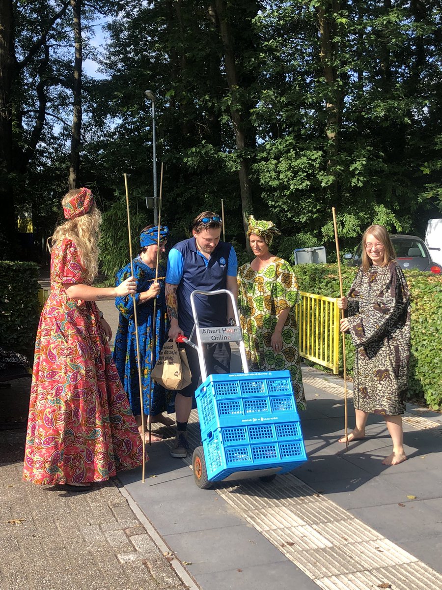 Afrikaans ontvangst voor de boodschappenbezorger van <a href="/albertheijn/">Albert Heijn</a> bij <a href="/KonVisio/">Koninklijke Visio</a> onderwijs in Breda tijdens de Kunstwerk