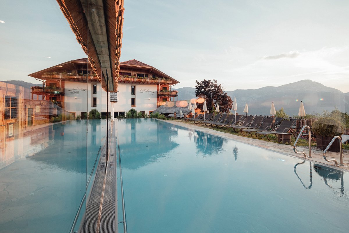 👉tinyurl.com/Hoeflehner Inmitten der Ennstaler Bergwelt liegt das <a href="/HotelHoeflehner/">Natur- und Wellnesshotel Höflehner****Superior</a>. Auf 8.000 m² Premium Alpin SPA genießt du Wellness mit dem Luxus des Natürlichen.🍃🌿🌳
📷: <a href="/HotelHoeflehner/">Natur- und Wellnesshotel Höflehner****Superior</a>
#leadingspa #leadingsparesorts #urlaubbeimhöflehner #höflehner #hoeflehner #wellness