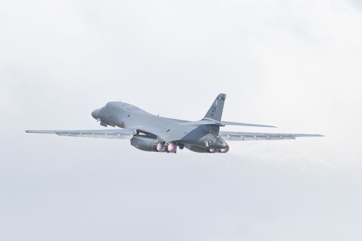 Un début de semaine qui commence fort ! Décollage du B-1 Lancer 86-0103 de l'USAF qui était exposé au #ParisAirShow pour les journées publiques. Il semblerait que le bruit du take off ressemble fort à celui d'un Concorde.. En tout cas c'est clair que ça dépote 😍🛫 #LBG