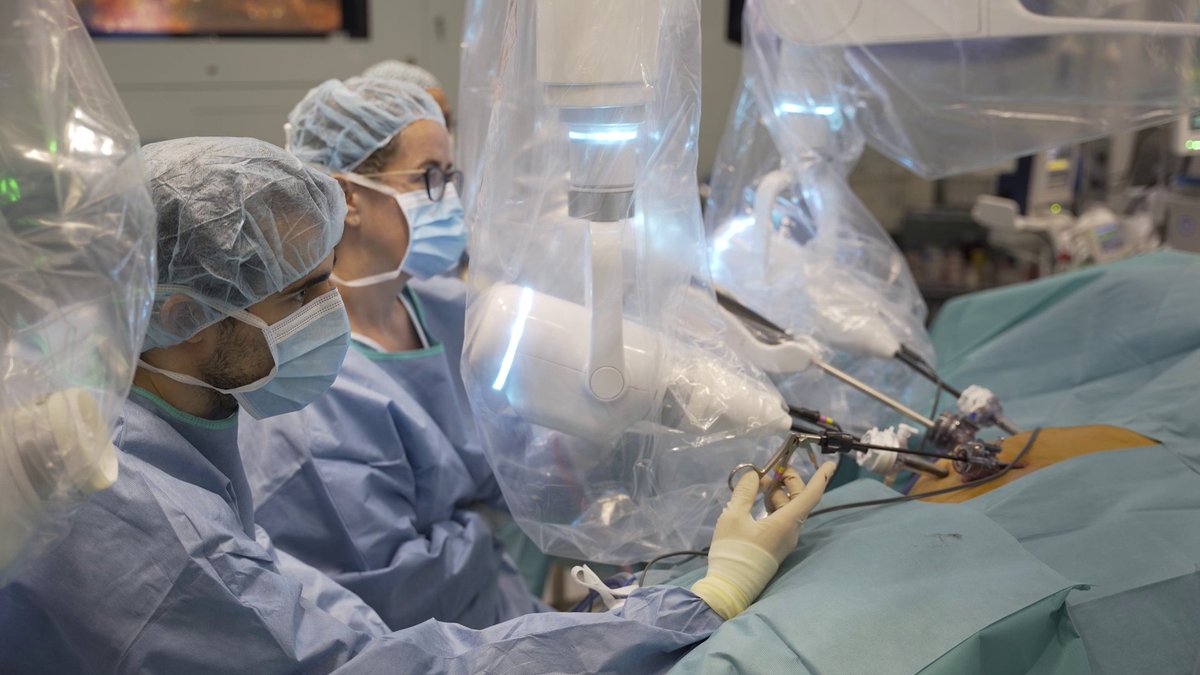 biocat_en's tweet photo. 🤖 @hospitalclinic has successfully performed the first surgeries with #Bitrack, the @RobSurgical robot (a spin-off of @la_UPC & @IBECBarcelona).
✅ It is the 1st company in Spain authorized to carry out clinical trials for urological pathologies.
👉https://t.co/5bxaF1eRHj https://t.co/hfp7HxfPRE