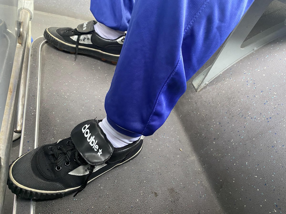 K403绿皮火车贵阳游---超霸足球鞋，37码，脚小点的就是好看。