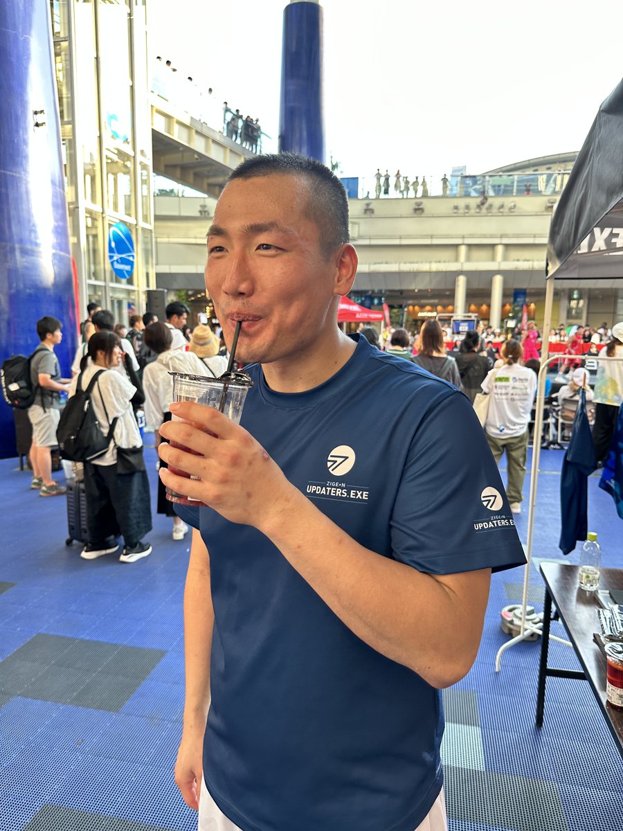 ZIGExN_UPDATERS's tweet image. ＼🏀オフショット公開🥤／
差し入れでいただいたフルーツティーを飲むなべさん（渡邉）！
試合中には見られないニコニコとした表情、、！ギャップですね🤫
#updaters #3x3 #アップデーターズ #バスケ #プロバスケ選手 #じげん3x3 #じげん #zigexn #京都