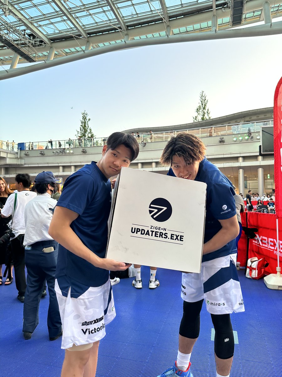 ZIGExN_UPDATERS's tweet image. ＼🏀オフショット公開🤝／
たくまる（森田）と のとしん（能登）、会場に設置されていたZIGExN UPDATER.EXEのボックスを仲良く持ってパシャリ📸
#updaters #3x3 #アップデーターズ #バスケ #プロバスケ選手 #じげん3x3 #じげん #zigexn #京都