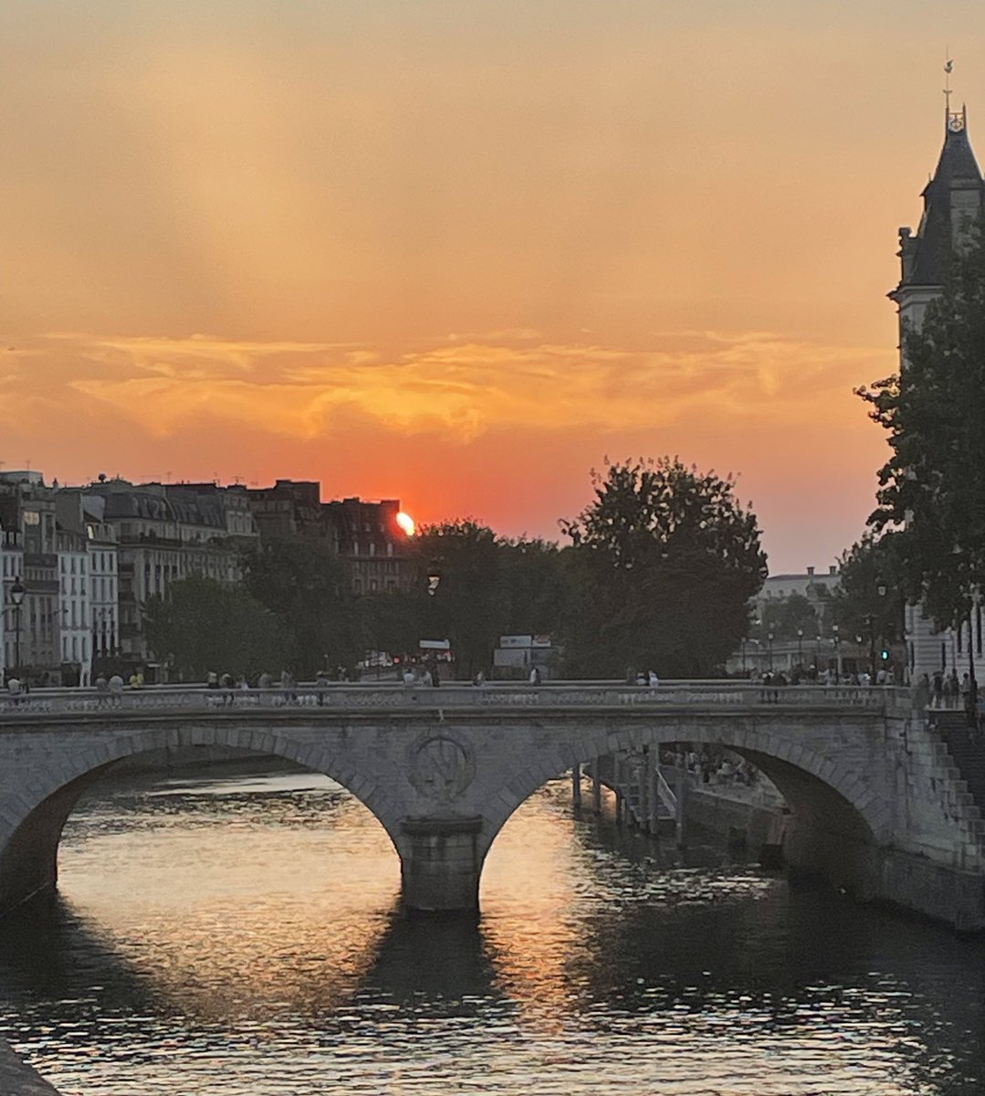 Une soirée à Paris 🤩 
#paris #sunsetphotography  #nofilter #streetphotography #francemagique #exploreparis #regionidf