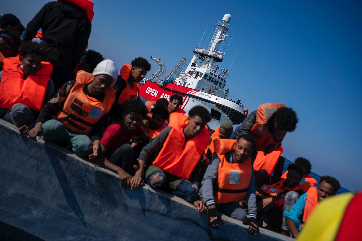 openarms_fund's tweet photo. 37 personas, entre ellas siete mujeres y un bebé, han muerto ahogadas en otro naufragio evitable frente a la isla de #Lampedusa el pasado viernes.

En lo que va de 2023, ya son más de 1.807 las vidas inocentes perdidas en el fondo del #Mediterráneo. Solo con 1.000 ya se consideraría una zona de guerra.

Pero no eran ricos y no viajaban en un submarino. Al contrario, se habían lanzado al mar para huir de la violencia, la pobreza y la tortura, ante la imposibilidad de hacerlo por #viaslegalesyseguras.

Sin embargo, los gobiernos y las instituciones #UE prefieren seguir mirando para otro lado y hostigar la labor humanitaria de las organizaciones en el mar.

#DíaInternacionalenApoyoalasVíctimasdelaTortura #openarms #duelouniversal #cadavidacuenta #life #humansbeinghumans

Ayúdanos a seguir. Te necesitamos
https://t.co/zaFKxSVK8E

📸 @joanmateuparra