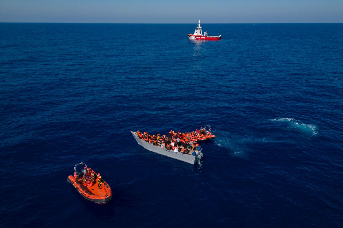 37 personas, entre ellas siete mujeres y un bebé, han muerto ahogadas en otro naufragio evitable frente a la isla de #Lampedusa el pasado viernes.

En lo que va de 2023, ya son más de 1.807 las vidas inocentes perdidas en el fondo del #Mediterráneo. Solo con 1.000 ya se