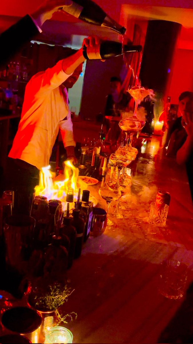 WowChristina's tweet photo. .@Xtina, @AdamLambert & the whole #TeamXtina celebrating after the pride concert in New York (25/Jun/23)
#Pride2023 #PrideLive #NYCPride #PrideIsland https://t.co/uINXpgXiYf