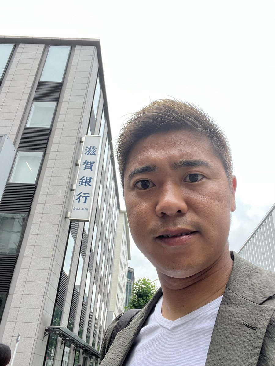 mkazu8's tweet photo. 京都の四条にて打ち合わせ終了!
自分が思ってもいなかった企業様とお話しさせていただき感謝です。
僕たちの取り組みを見てくださり笑ってもらえるのが最幸です🥰
まじで夢は人を繋いでいく。
これからも面白いことをしていこう。
京都の真ん中で滋賀銀行も発見💡🙌
そして顔が黒すぎる(笑) https://t.co/gYip8ASxvM