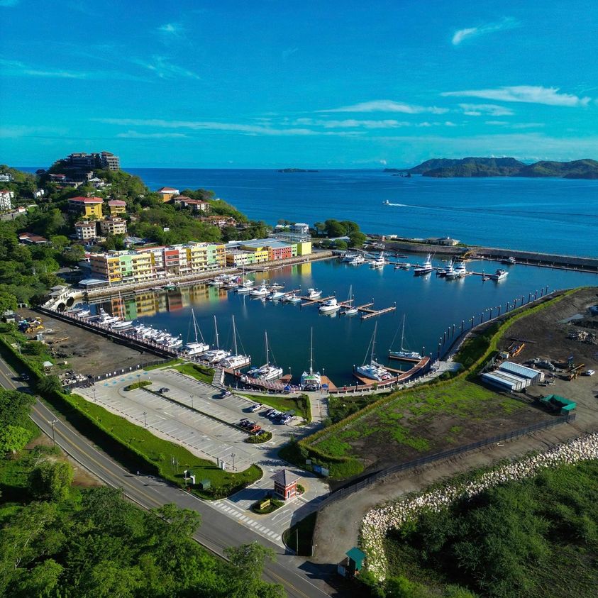 Check out this incredible aerial view✨! Marina Flamingo looks spectacular in this natural setting. If it's not paradise it sure looks a lot like it 😍.

#paradise #AerialView #MarinaFlamingo #costarica #tamarindo