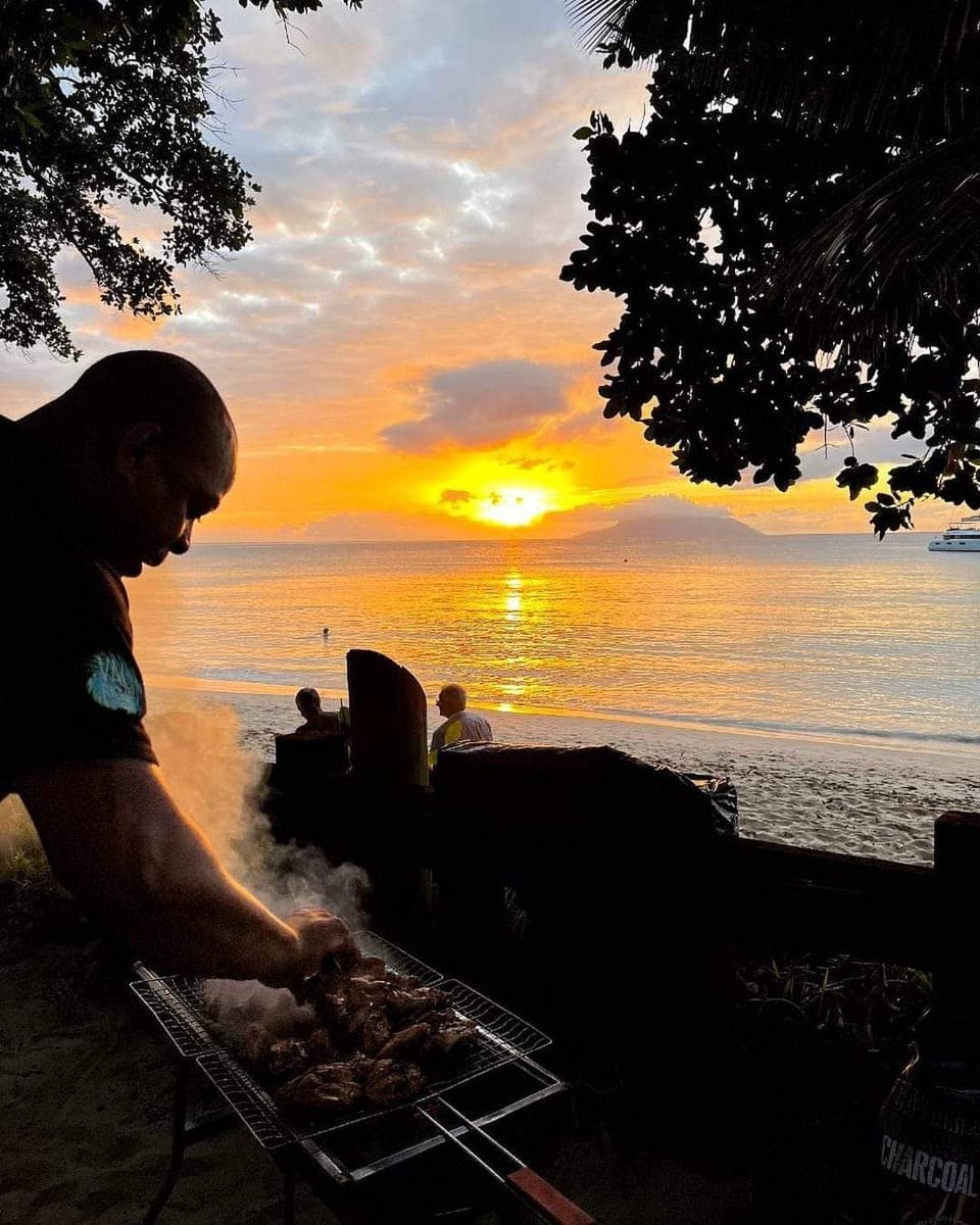 RoundTableInt's tweet photo. Every morning you have two choices: continue to sleep with your dreams or wake up & chase them.
Here's to a week filled with new adventures, #WeCanWeWill!
Photo: Darrel Benoit - Round Table Seychelles, Beau Vallon, Seychelles.
#WeAreRoundTable #ExploreRoundTable https://t.co/poO6J6LWPa