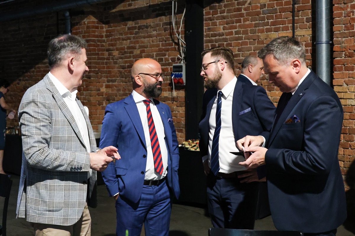 KatowickaSSE's tweet photo. 👉 Już za chwilę rozpoczynamy śniadanie biznesowo-szkoleniowe w #FabrykaPorcelany @miasto_katowice 👌  kilka słów o możliwościach inwestycyjnych przedstawili dr @MichalekJanusz prezes #ksse oraz @lgalczynski wiceprezes #arp 
@PAIH_pl @AgencjaRozwoju @MON_GOV_PL https://t.co/0GitZ2voMb