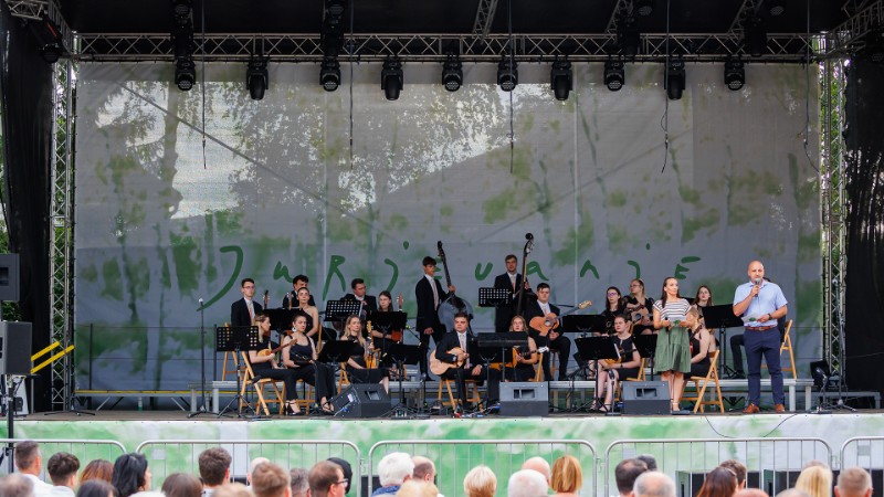 Biti v družbi najboljših - Tamburaški orkester Dobreč - in na odru najstarejšega folklornega festivala v Sloveniji - Jurjevanje v Beli krajini! 💃

Vesela, ponosna, hvaležna. 🙏 🎤 

#jurjevanje2023 #voditeljica #eventhost #lovemyjob