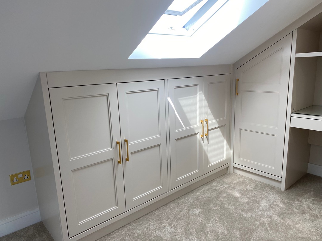 Bespoke walk-in wardrobe with @FinsaUK oak internals, mirrored fret doors, centre dressing table, door sensor recessed lights & brass knurled handles from @HafeleUK, soft close openings finished in @LittleGreene Paint Co rolling fog mid. View more bedrooms ow.ly/eK9R50OW0jU