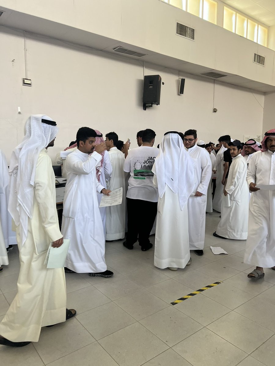 وزير التربية
مدير  منطقة  الجهراء التعليمية
قدم  بعض  الأولياء  شكوى  بسبب  الفوضى عند  توزيع  شهادات  الثانوية  العامة  وقمت  بزيارة ثانوية  يوسف  العذبي  وشاهدت  الفوضى وسوء  التنظيم  وإزعاج أولياء الأمور
وهذا  دليل  تخبط  قراراتكم  الغير  مدروسة .