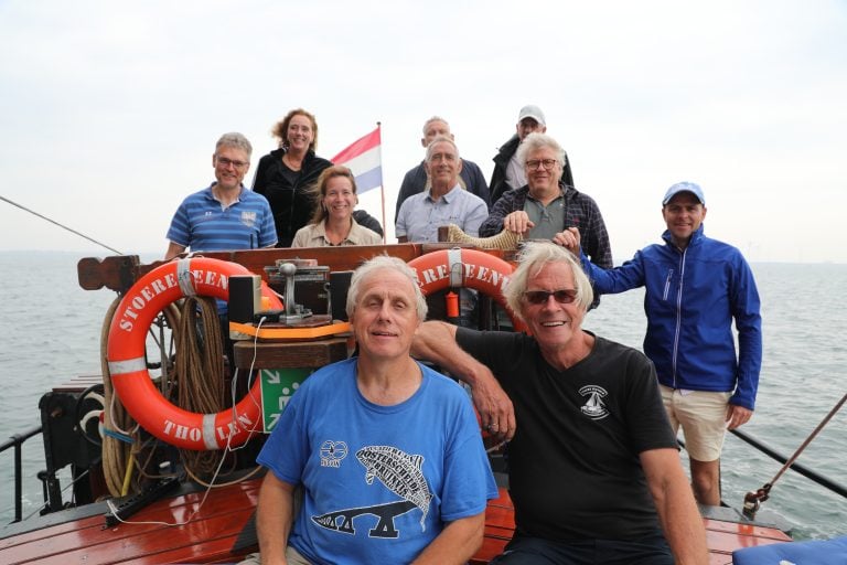 Rugvin's tweet photo. Met Koninklijke van Wijhe Verf tussen de bruinvissen! https://t.co/OrobvqAkuo https://t.co/Nxo68FuJ6n