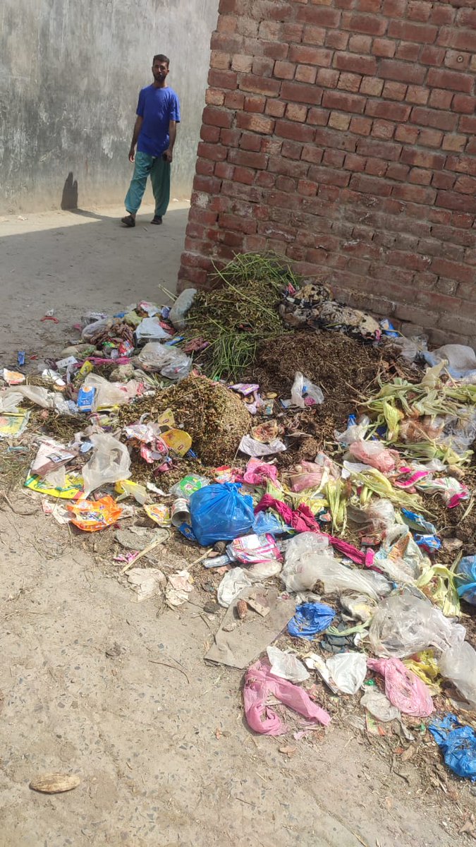 RabiWelfare's tweet photo. وزیراعظم پاکستان @CMShehbaz صاحب گزارش ہے کہ یہ صورتحال آپکے حلقہ کی UC252 کی ہے۔یہاں جب بھی صفائی کروائی جاتی ہے کمپلین ہی کرنی پڑتی ہے متلقہ سپروائزر بابر کبھی خود سے صفائی کروانے نہیں آیا۔پلیز اسکا نوٹس لیں.
شکیل بھٹی
03004762982
@CS_Punjab @CEOLWMC_1139 @LWMC1139 https://t.co/YEenyPAgUZ