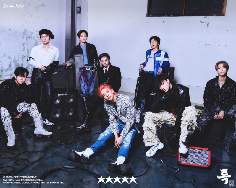 AboutMusicYT's tweet photo. Stray Kids is now the kpop artist that sold the most pure albums in the US this year. https://t.co/XaiCW2Z3j4