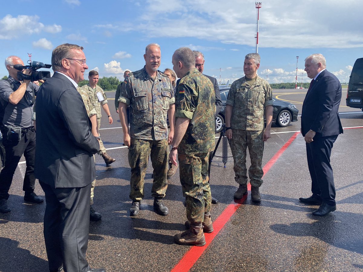 Verteidigungsminister #Pistorius ist in #Vilnius gelandet und wird die dt. Soldat*innen und die Übung #GriffinStorm in #Pabrade besuchen. Vorher: bilaterales Meeting mit dem lt. Verteidigungsminister Arvydas #Anušauskas.