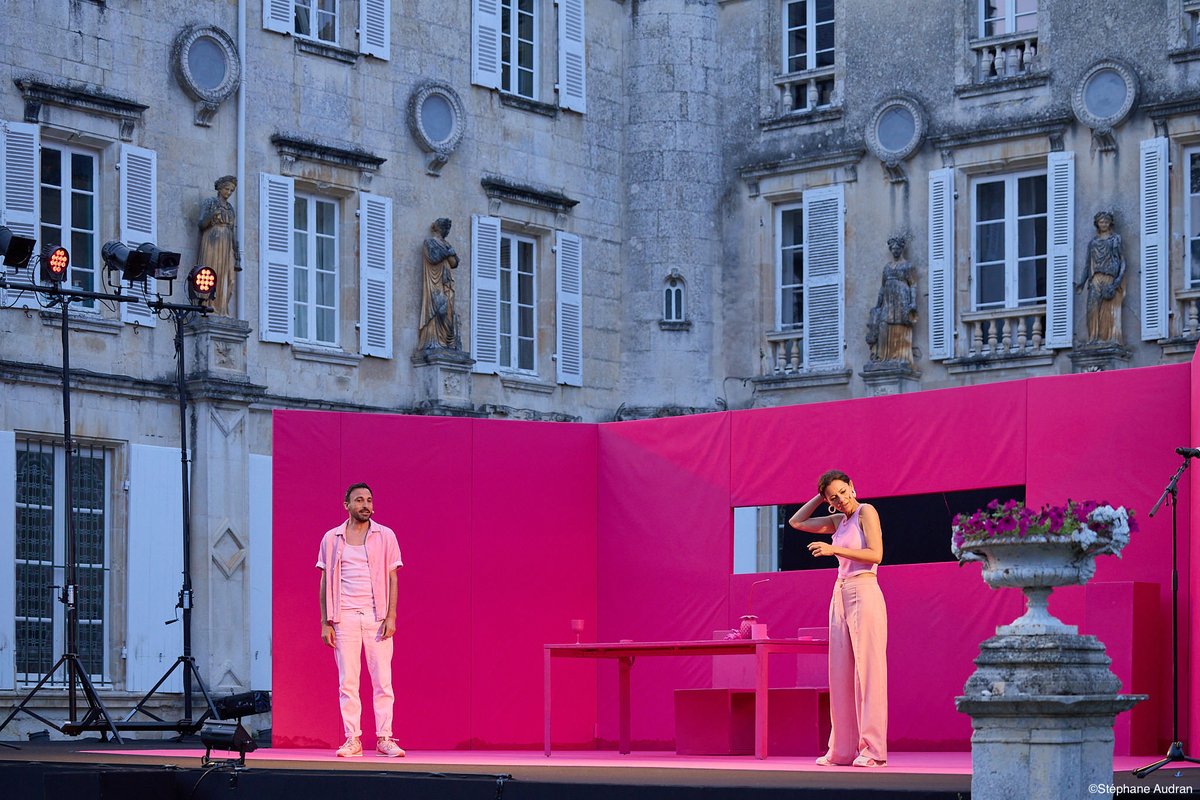 DepVendee's tweet photo. 🎭 Festival de Terre-Neuve : une 20e édition réussie !

Pendant une semaine, la cour du Château de Terre-Neuve s’est transformée en une véritable scène de théâtre. Près de 3 300 spectateurs ont pu assister à 7 pièces renommées dans un cadre exceptionnel.

Retour en images ⤵️ https://t.co/Qe5pwIfw0L