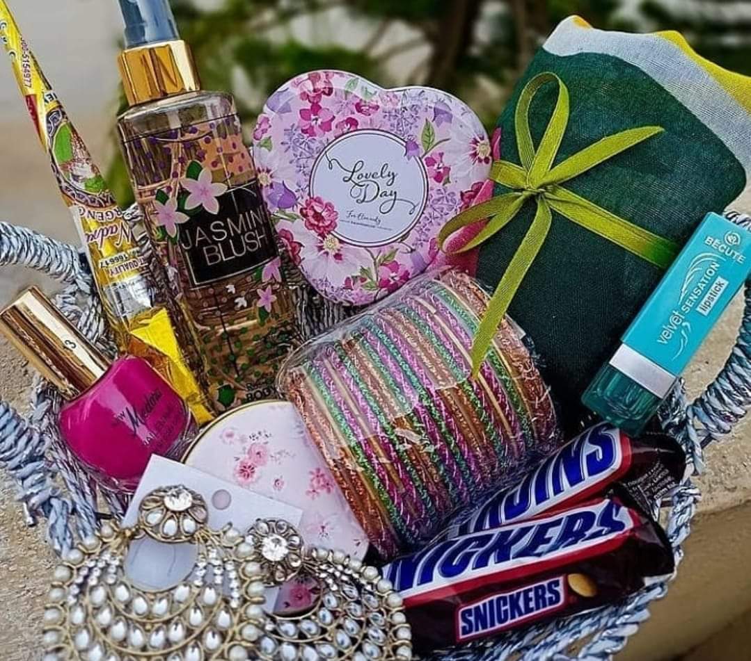 abal_nida's tweet photo. بانٹیں رسومات، روایات اور محبت اپنوں کیساتھ 🥰
EID GIFT BASKETS 🎁 💝
#eiduladha2023 🐑 #eidgiftbasket #Readytodeliver #madeforclient https://t.co/eqkDGGYRhV