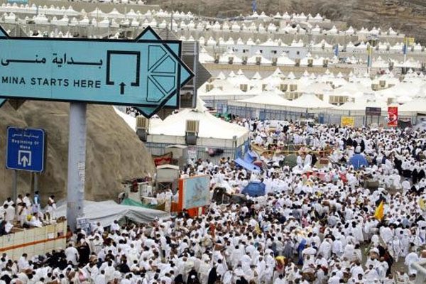 يا راحلين إلى منىً بقيادي
هيجتُمو يوم الرحيل فؤادي

سرتم وسار دليكم يا وحشتي
والعيس أطربني وصوت الحادي

حرمتمُ جفني المنام لبعدكم
يا ساكنين المنحنى والوادي

فإذا وصلتم سالمين فبلّغوا
منّي السلام أهيلَ ذاك الوادي

وتذكّروا عند الطواف متيماً
صبّاً فني بالشوق والإبعادِ

#يوم_التروية