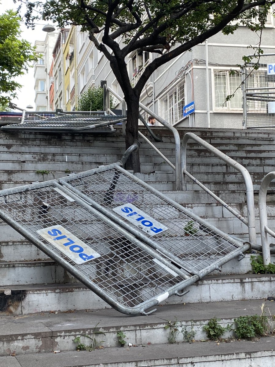 Überreste eines großen Polizeieinsatzes in #Istanbul, um #Pride -Demo zu verhindern. Mehr dazu von Benjamin Weber ⁦<a href="/himbeerhans/">Benjamin Weber</a>⁩ auf <a href="/tagesschau/">tagesschau</a> .de. 
tagesschau.de/ausland/europa…