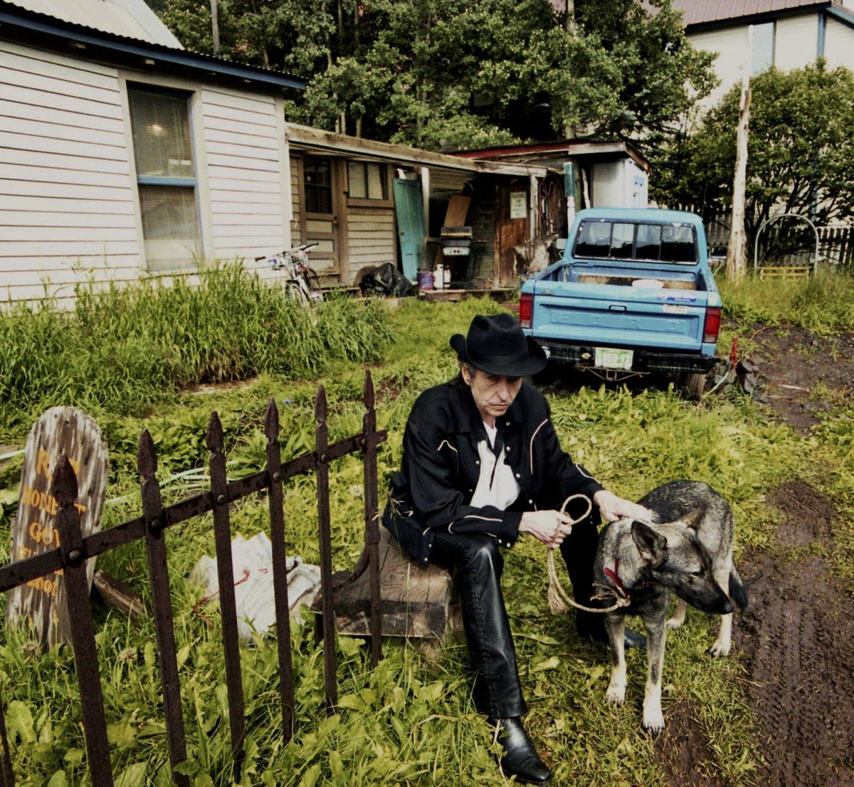 Bob Dylan pets a dog, Telluride, Colorado, 2000. 📸: Ken Regan. #BobDylan #Dylan