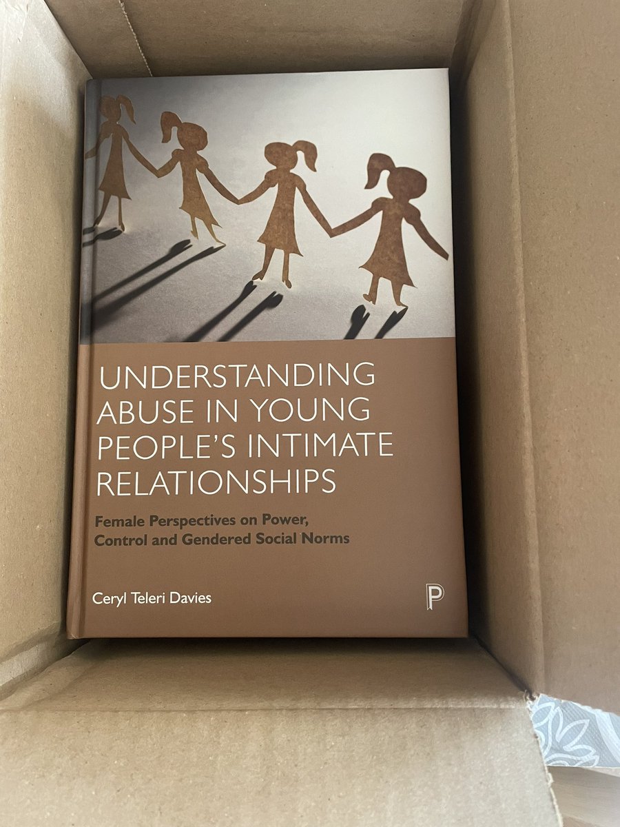 TeleriCeryl's tweet photo. Back from holiday, book arrived-exciting! https://t.co/It2tUymC9P